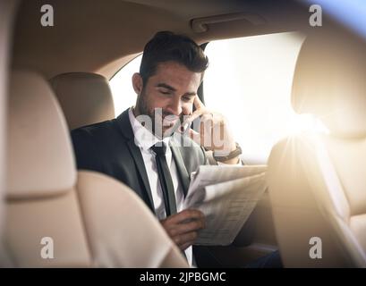 Haben Sie den Artikel gesehen. Ein hübscher junger Geschäftsmann, der einen Telefonanruf ablegt, während er morgens zur Arbeit pendeln muss. Stockfoto