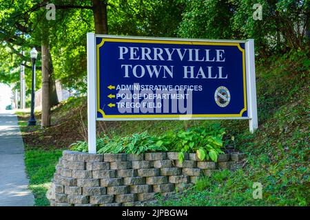 Perryville, MD, USA – 13. August 2022: Das Schild Perryville Town Hall in Richtung Broad Street. Stockfoto