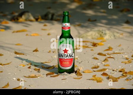Indonesia Alor Island - Lokale Bintang Bierflasche am Strand Stockfoto