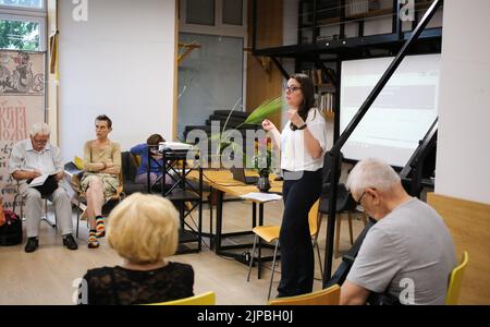 Odessa, Ukraine, 16/08/2022, Yaroslava Vitko-Prysjaschnyuk (stehend) wird während des Treffens mit dem sprachbeauftragten der Südukraine Yaroslava Vitko-Prysjaschnyuk mit den Menschen sprechen sehen. Auf dem Treffen werden sie über die Befugnisse des Kommissars für den Schutz der Staatssprache in der Südukraine sprechen; über die Anwendung und Einhaltung der Sprachengesetzgebung; über das Potenzial des öffentlichen Sektors bei der Förderung der Umsetzung der ukrainischen Sprache als Staatssprache; Organisation von Kursen, Klubs, Kursen zur ukrainischen Sprache in Odessa und der r Stockfoto