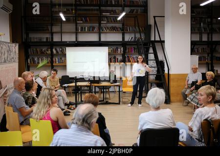 Odessa, Ukraine, 16/08/2022, Yaroslava Vitko-Prysjaschnyuk (stehend) wird während des Treffens mit dem sprachbeauftragten der Südukraine Yaroslava Vitko-Prysjaschnyuk mit den Menschen sprechen sehen. Auf dem Treffen werden sie über die Befugnisse des Kommissars für den Schutz der Staatssprache in der Südukraine sprechen; über die Anwendung und Einhaltung der Sprachengesetzgebung; über das Potenzial des öffentlichen Sektors bei der Förderung der Umsetzung der ukrainischen Sprache als Staatssprache; Organisation von Kursen, Klubs, Kursen zur ukrainischen Sprache in Odessa und der r Stockfoto