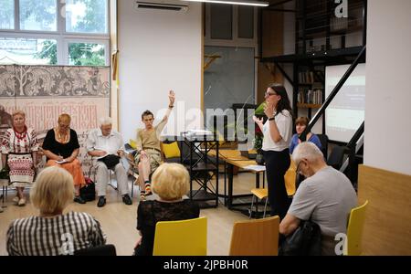 Odessa, Ukraine, 16/08/2022, Yaroslava Vitko-Prysjaschnyuk (stehend) wird während des Treffens mit dem sprachbeauftragten der Südukraine Yaroslava Vitko-Prysjaschnyuk mit den Menschen sprechen sehen. Auf dem Treffen werden sie über die Befugnisse des Kommissars für den Schutz der Staatssprache in der Südukraine sprechen; über die Anwendung und Einhaltung der Sprachengesetzgebung; über das Potenzial des öffentlichen Sektors bei der Förderung der Umsetzung der ukrainischen Sprache als Staatssprache; Organisation von Kursen, Klubs, Kursen zur ukrainischen Sprache in Odessa und der r Stockfoto