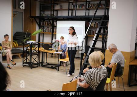 Odessa, Ukraine, 16/08/2022, Yaroslava Vitko-Prysjaschnyuk (stehend) wird während des Treffens mit dem sprachbeauftragten der Südukraine Yaroslava Vitko-Prysjaschnyuk mit den Menschen sprechen sehen. Auf dem Treffen werden sie über die Befugnisse des Kommissars für den Schutz der Staatssprache in der Südukraine sprechen; über die Anwendung und Einhaltung der Sprachengesetzgebung; über das Potenzial des öffentlichen Sektors bei der Förderung der Umsetzung der ukrainischen Sprache als Staatssprache; Organisation von Kursen, Klubs, Kursen zur ukrainischen Sprache in Odessa und der r Stockfoto