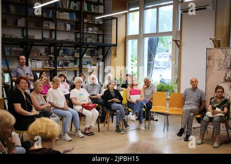 Odessa, Ukraine, 16/08/2022, Menschen nehmen an dem Treffen Teil. Treffen mit dem ombudsmann für die Sprache im Süden der Ukraine, Jaroslava Vitko-Prysjaschnyuk. Auf dem Treffen werden sie über die Befugnisse des Kommissars für den Schutz der Staatssprache in der Südukraine sprechen; über die Anwendung und Einhaltung der Sprachengesetzgebung; über das Potenzial des öffentlichen Sektors bei der Förderung der Umsetzung der ukrainischen Sprache als Staatssprache; Organisation von Kursen, Clubs, Kursen zur ukrainischen Sprache in Odessa und der Region.die Hauptaufgabe des ombudsmannes für Sprache ist es, zu schützen Stockfoto