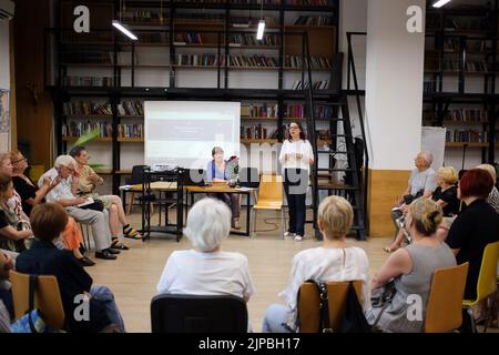 Odessa, Ukraine, 16/08/2022, Yaroslava Vitko-Prysjaschnyuk (stehend) wird während des Treffens mit dem sprachbeauftragten der Südukraine Yaroslava Vitko-Prysjaschnyuk mit den Menschen sprechen sehen. Auf dem Treffen werden sie über die Befugnisse des Kommissars für den Schutz der Staatssprache in der Südukraine sprechen; über die Anwendung und Einhaltung der Sprachengesetzgebung; über das Potenzial des öffentlichen Sektors bei der Förderung der Umsetzung der ukrainischen Sprache als Staatssprache; Organisation von Kursen, Klubs, Kursen zur ukrainischen Sprache in Odessa und der r Stockfoto