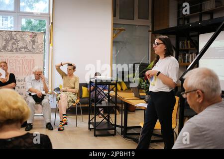 Odessa, Ukraine, 16/08/2022, Yaroslava Vitko-Prysjaschnyuk (stehend) wird während des Treffens mit dem sprachbeauftragten der Südukraine Yaroslava Vitko-Prysjaschnyuk mit den Menschen sprechen sehen. Auf dem Treffen werden sie über die Befugnisse des Kommissars für den Schutz der Staatssprache in der Südukraine sprechen; über die Anwendung und Einhaltung der Sprachengesetzgebung; über das Potenzial des öffentlichen Sektors bei der Förderung der Umsetzung der ukrainischen Sprache als Staatssprache; Organisation von Kursen, Klubs, Kursen zur ukrainischen Sprache in Odessa und der r Stockfoto