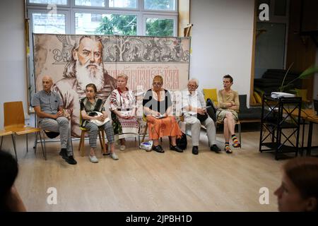 Odessa, Ukraine, 16/08/2022, Menschen nehmen an dem Treffen Teil. Treffen mit dem ombudsmann für die Sprache im Süden der Ukraine, Jaroslava Vitko-Prysjaschnyuk. Auf dem Treffen werden sie über die Befugnisse des Kommissars für den Schutz der Staatssprache in der Südukraine sprechen; über die Anwendung und Einhaltung der Sprachengesetzgebung; über das Potenzial des öffentlichen Sektors bei der Förderung der Umsetzung der ukrainischen Sprache als Staatssprache; Organisation von Kursen, Clubs, Kursen zur ukrainischen Sprache in Odessa und der Region.die Hauptaufgabe des ombudsmannes für Sprache ist es, zu schützen Stockfoto