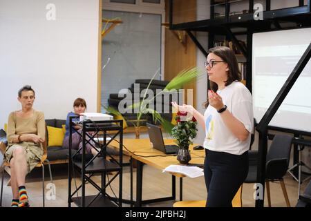 Odessa, Ukraine, 16/08/2022, Yaroslava Vitko-Prysjaschnyuk (stehend) wird während des Treffens mit dem sprachbeauftragten der Südukraine Yaroslava Vitko-Prysjaschnyuk mit den Menschen sprechen sehen. Auf dem Treffen werden sie über die Befugnisse des Kommissars für den Schutz der Staatssprache in der Südukraine sprechen; über die Anwendung und Einhaltung der Sprachengesetzgebung; über das Potenzial des öffentlichen Sektors bei der Förderung der Umsetzung der ukrainischen Sprache als Staatssprache; Organisation von Kursen, Klubs, Kursen zur ukrainischen Sprache in Odessa und der r Stockfoto