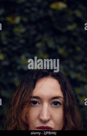 Shes ein wildes Kind, ein Liebhaber der Natur. Nahaufnahme einer schönen jungen Frau, die draußen steht. Stockfoto