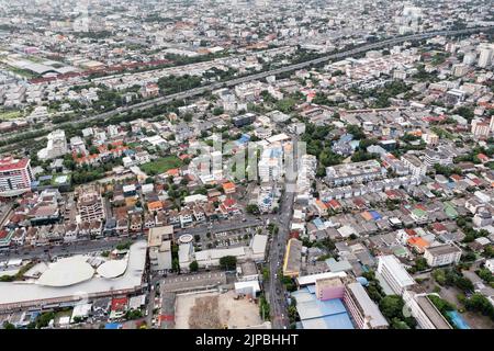 Luftaufnahme einer großen Stadt Es gibt viele Häuser in Proportionen angeordnet, die eine Straße durchgeschnitten und ein wenig Grünfläche haben. Stockfoto