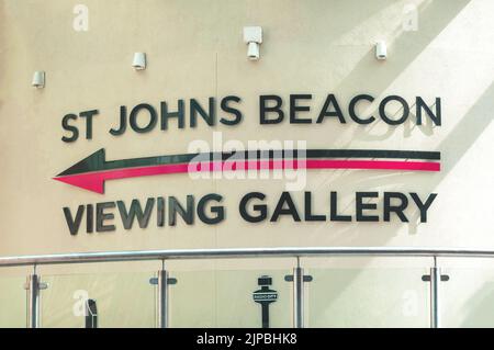 Eintrittsschild zum Aufzug zur St Johns Beacon Viewing Gallery Stockfoto