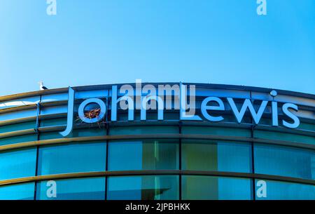 Die Heringsmöwe nisten im Brief O des John Lewis-Zeichens auf dem Laden in Liverpool Stockfoto