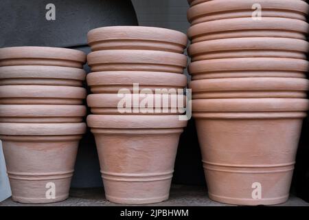 Neue leere Garten Keramik Dekorieren Sie Töpfe in einer Reihe auf dem Metallregal im Baumarkt. Spring Shopping Gartenkonzept Stockfoto