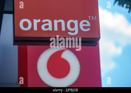 Bukarest, Rumänien - 04. August 2022: Logo von Orange, französischem Telekommunikationsunternehmen und Vodafone, britischem Telekommunikationsunternehmen wird angezeigt Stockfoto