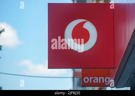 Bukarest, Rumänien - 04. August 2022: Logo von Orange, französischem Telekommunikationsunternehmen und Vodafone, britischem Telekommunikationsunternehmen wird angezeigt Stockfoto