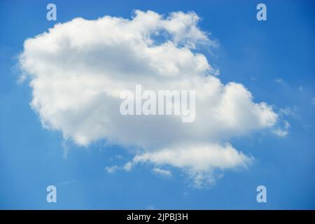 Bukarest, Rumänien - 04. August 2022: Eine einzige weiße Wolke am blauen Himmel. Stockfoto