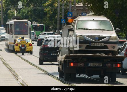 Bukarest, Rumänien - 04. August 2022: Autos im Verkehr zur Hauptverkehrszeit auf einem Boulevard in Bukarest. Stockfoto