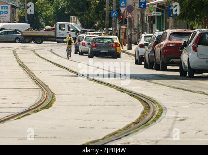 Bukarest, Rumänien - 04. August 2022: Autos im Verkehr zur Hauptverkehrszeit auf einem Boulevard in Bukarest. Stockfoto