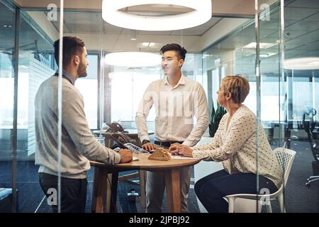 Schnelles Treffen mit einem Snack. Geschäftsleute, die sich im Büro treffen. Stockfoto