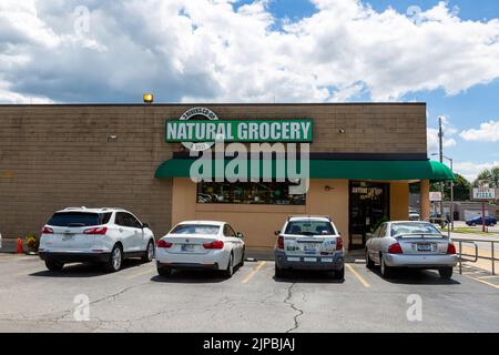 Autos parkten auf dem Parkplatz bei 3 Rewas Co-Op Natural Grocery and Deli in Fort Wayne, Indiana, USA. Stockfoto