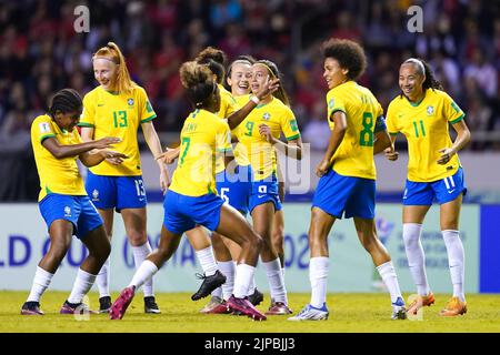 San Jose, Costa Rica. 16. August 2022. San Jose, Costa Rica, 16. 2022. August: Rafa Levis (18 Brasilien) feiert, nachdem sie beim FIFA U20 Frauen-Weltcup-Fußballspiel Costa Rica 2022 zwischen Brasilien und Costa Rica im Estadio Nacional in San Jose, Costa Rica, das erste Tor ihrer Mannschaft mit Teamkollegen erzielt hat. (Daniela Porcelli/SPP) Quelle: SPP Sport Press Foto. /Alamy Live News Stockfoto