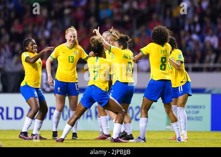 San Jose, Costa Rica. 16. August 2022. San Jose, Costa Rica, 16. 2022. August: Rafa Levis (18 Brasilien) feiert, nachdem sie beim FIFA U20 Frauen-Weltcup-Fußballspiel Costa Rica 2022 zwischen Brasilien und Costa Rica im Estadio Nacional in San Jose, Costa Rica, das erste Tor ihrer Mannschaft mit Teamkollegen erzielt hat. (Daniela Porcelli/SPP) Quelle: SPP Sport Press Foto. /Alamy Live News Stockfoto