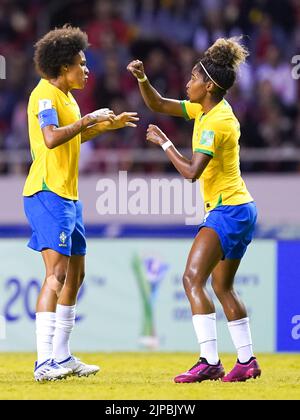 San Jose, Costa Rica. 16. August 2022. San Jose, Costa Rica, 16. 2022. August: Yaya (8 Brasilien) und Luany (7 Brasilien) feiern das Tor von Rafa Levis (18 Brasilien) während des FIFA U20 Frauen-Fußballspiels Costa Rica 2022 zwischen Brasilien und Costa Rica im Estadio Nacional in San Jose, Costa Rica. (Daniela Porcelli/SPP) Quelle: SPP Sport Press Foto. /Alamy Live News Stockfoto