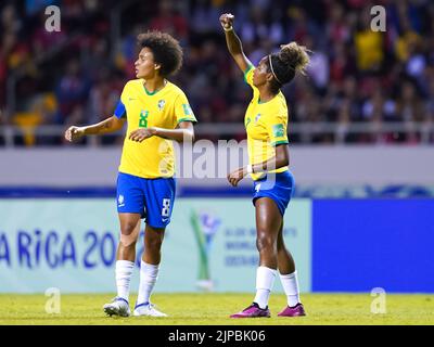 San Jose, Costa Rica. 16. August 2022. San Jose, Costa Rica, 16. 2022. August: Yaya (8 Brasilien) und Luany (7 Brasilien) feiern das Tor von Rafa Levis (18 Brasilien) während des FIFA U20 Frauen-Fußballspiels Costa Rica 2022 zwischen Brasilien und Costa Rica im Estadio Nacional in San Jose, Costa Rica. (Daniela Porcelli/SPP) Quelle: SPP Sport Press Foto. /Alamy Live News Stockfoto