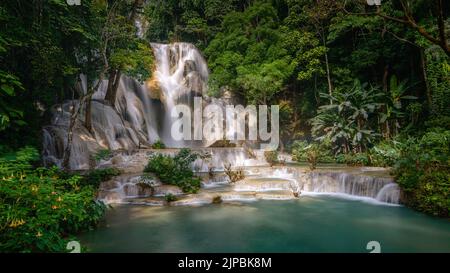 Langzeitbelichtung des Kuangsi-Wasserfalls (Tat Kuangsi) in Luang Prabang, Laos. Stockfoto