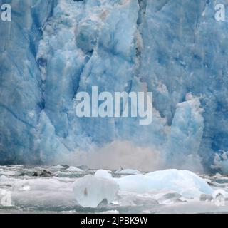 Glacier Bay, Alaska, USA. 6. August 2022. Wasser spritzt als South Sawyer Glacier in Tracy Arm Fjord, Alaska, Kälber Samstag, 6. August 2022. (Bild: © Mark Hertzberg/ZUMA Press Wire) Stockfoto