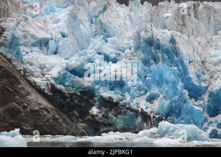 Glacier Bay, Alaska, USA. 6. August 2022. Der South Sawyer Glacier im Tracy Arm Fjord, Alaska, wird am Samstag, dem 6. August 2022, gesehen. (Bild: © Mark Hertzberg/ZUMA Press Wire) Stockfoto