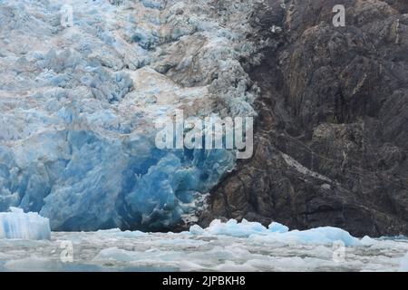 Glacier Bay, Alaska, USA. 6. August 2022. Der South Sawyer Glacier im Tracy Arm Fjord, Alaska, wird am Samstag, dem 6. August 2022, gesehen. (Bild: © Mark Hertzberg/ZUMA Press Wire) Stockfoto