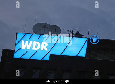 Köln, Deutschland. 16. August 2022. Auf dem Dach des Senders leuchtet ein Logo des Westdeutschen Rundfunks. Der WDR-Rundfunkrat tagt zu seiner ersten Sitzung, seit WDR-Generaldirektor Tom Buhrw die Leitung der ARD von der zurückgetretenen Generaldirektorin der RBB Patricia Schlesinger übernommen hat. Quelle: Oliver Berg/dpa/Alamy Live News Stockfoto