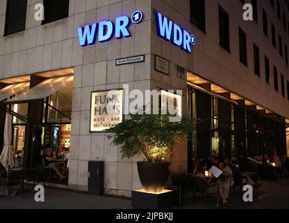 Köln, Deutschland. 16. August 2022. Auf dem Hörfunkgebäude Wallrafplatz hängt ein Logo des WDR (Westdeutscher Rundfunk). Der WDR-Rundfunkrat tagt zu seiner ersten Sitzung, seit WDR-Generaldirektor Tom Buhrw die Leitung der ARD von der zurückgetretenen Generaldirektorin der RBB Patricia Schlesinger übernommen hat. Quelle: Oliver Berg/dpa/Alamy Live News Stockfoto