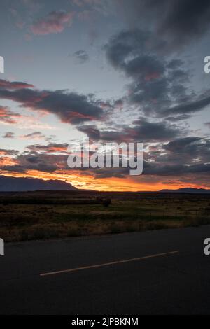 Die Sonnenuntergänge sind in Bishop, Inyo County, CA, USA, lebhaft und wunderschön. Stockfoto