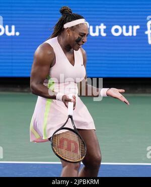 16. August 2022: Serena Williams (USA) verliert Emma Raducanu (GBR), 6-4, 6-0 bei den Western & Southern Open, gespielt im Lindner Family Tennis Center in Cincinnati, Ohio, {USA} © Leslie Billman/Tennisclix/CSM Stockfoto