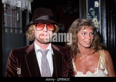 Richard Harris und Ann Turkel 1981 Quelle: Ralph Dominguez/MediaPunch Stockfoto