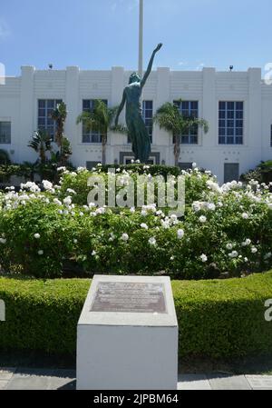 Los Angeles, California, USA 16.. August 2022 Schauspielerin Myrna Loy Statue an der Venice High School, wo Olivia Newton-John und John Travolta den Film Grease, Rydell High School, Sängerin Britney Spears filmten Baby One More Time Video, American History X und Nightmare on Elm Street 4 Filme und mehr wurden am 16. August 2022 in Los Angeles, Kalifornien, USA, an der Venice High School auf dem 13000 Venice Blvd gedreht. Foto von Barry King/Alamy Stockfoto Stockfoto