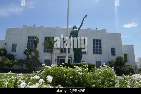 Los Angeles, California, USA 16.. August 2022 Schauspielerin Myrna Loy Statue an der Venice High School, wo Olivia Newton-John und John Travolta den Film Grease, Rydell High School, Sängerin Britney Spears filmten Baby One More Time Video, American History X und Nightmare on Elm Street 4 Filme und mehr wurden am 16. August 2022 in Los Angeles, Kalifornien, USA, an der Venice High School auf dem 13000 Venice Blvd gedreht. Foto von Barry King/Alamy Stockfoto Stockfoto