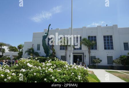 Los Angeles, California, USA 16.. August 2022 Schauspielerin Myrna Loy Statue an der Venice High School, wo Olivia Newton-John und John Travolta den Film Grease, Rydell High School, Sängerin Britney Spears filmten Baby One More Time Video, American History X und Nightmare on Elm Street 4 Filme und mehr wurden am 16. August 2022 in Los Angeles, Kalifornien, USA, an der Venice High School auf dem 13000 Venice Blvd gedreht. Foto von Barry King/Alamy Stockfoto Stockfoto