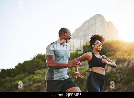 Es gibt keinen schlechten Lauf. Ein glückliches junges Paar, das zusammen laufen muss. Stockfoto