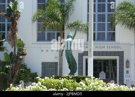 Los Angeles, California, USA 16.. August 2022 Schauspielerin Myrna Loy Statue an der Venice High School, wo Olivia Newton-John und John Travolta den Film Grease, Rydell High School, Sängerin Britney Spears filmten Baby One More Time Video, American History X und Nightmare on Elm Street 4 Filme und mehr wurden am 16. August 2022 in Los Angeles, Kalifornien, USA, an der Venice High School auf dem 13000 Venice Blvd gedreht. Foto von Barry King/Alamy Stockfoto Stockfoto