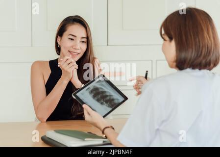 Eine Patientin in einem glücklichem Moment, nachdem sie die gute Nachricht von der Behandlung erfahren hatte. Stockfoto