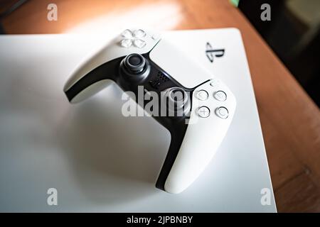 Bangkok, Thailand - 27. Juli 2022: PlayStation 5-Spielkonsole auf einem Tisch. Stockfoto