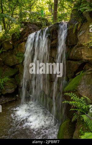Kleiner Wasserfall im Garten von Schloss Trauttmansdorff, Südtirol Stockfoto