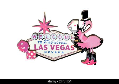 Willkommen im fabelhaften Las Vegas, Nevada, USA. Pink Flamingo Magnet mit Poker-Spielkarten in Flügeln isoliert auf weißem Hintergrund. Geld spielen, Reichtum. Stockfoto