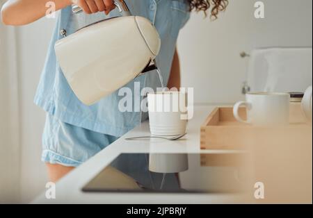 Morgen, Frühstück Kaffee und weibliche Hände gießen Wasser in die Tasse aus Retro-Wasserkocher in der Küche zu Hause. Frau im Pyjama Tee brauen oder eine Stockfoto