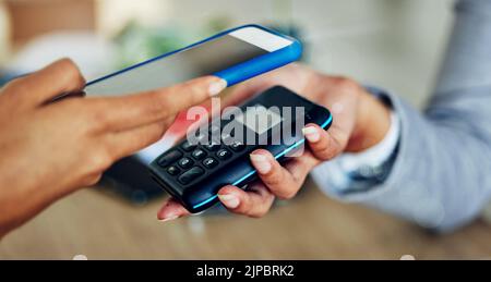 . Kunden-Tapping-Telefon für mobile nfc-Zahlung, digitale Transaktion und Geldtransfer für einen schnellen, bargeldlosen und kontaktlosen Verkauf in einem Geschäft. Nahaufnahme Stockfoto