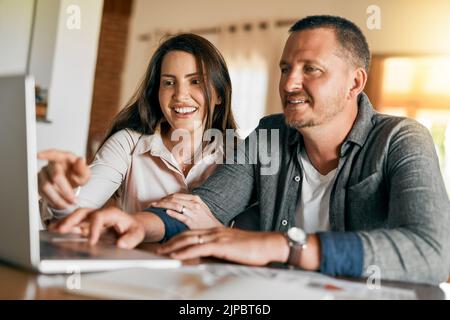 Seiner Frau dabei zu helfen, etwas Familienplanung. Ein Ehepaar plant ihr finanzielles Budget zu Hause. Stockfoto