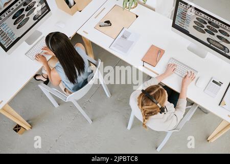 Marketingagenten, Verkaufsberater und Betreiber von oben arbeiten an Computern, während sie sich vernetzen, sprechen und beraten. Geschäftsleute, die verkaufen Stockfoto